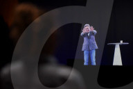 NEWS - Frankreich Wahlen: Jean-Luc Melenchon tritt als Hologram auf