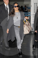 PEOPLE - Gucci-Girl: Salma Hayek verreist ganz in grau