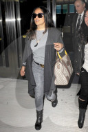 PEOPLE - Gucci-Girl: Salma Hayek verreist ganz in grau