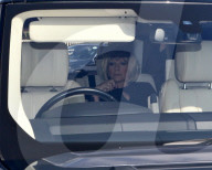 PEOPLE - Victoria Beckham bekommt von Prinz William eine Medallie verliehen