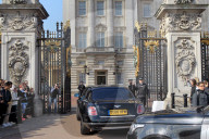 PEOPLE - Victoria Beckham bekommt von Prinz William eine Medallie verliehen