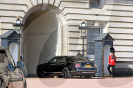 PEOPLE - Victoria Beckham bekommt von Prinz William eine Medallie verliehen