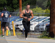 PEOPLE - Gabriel Aubry joggt durch die Nachbarschaft