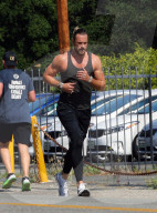 PEOPLE - Gabriel Aubry joggt durch die Nachbarschaft