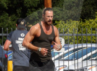 PEOPLE - Gabriel Aubry joggt durch die Nachbarschaft