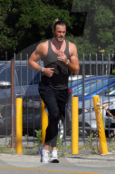 PEOPLE - Gabriel Aubry joggt durch die Nachbarschaft