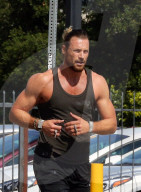 PEOPLE - Gabriel Aubry joggt durch die Nachbarschaft