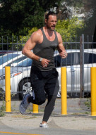 PEOPLE - Gabriel Aubry joggt durch die Nachbarschaft