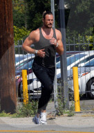 PEOPLE - Gabriel Aubry joggt durch die Nachbarschaft