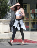 PEOPLE - Dakota Johnson wird trotz Sonnenbrille geblendet