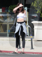 PEOPLE - Dakota Johnson wird trotz Sonnenbrille geblendet