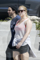 PEOPLE - Amy Schumer walkt durch die Nachbarschaft