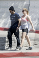 PEOPLE - Amy Schumer walkt durch die Nachbarschaft