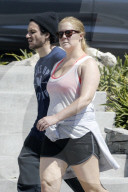 PEOPLE - Amy Schumer walkt durch die Nachbarschaft