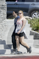 PEOPLE - Amy Schumer walkt durch die Nachbarschaft