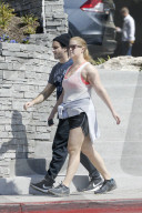 PEOPLE - Amy Schumer walkt durch die Nachbarschaft