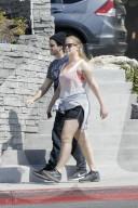 PEOPLE - Amy Schumer walkt durch die Nachbarschaft