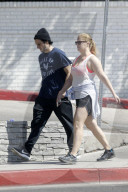 PEOPLE - Amy Schumer walkt durch die Nachbarschaft