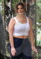 PEOPLE - Gute Stimmung bei Ashley Graham auf dem Set