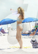 PEOPLE - Lisa Opie sonnt sich am Strand von Miami Beach