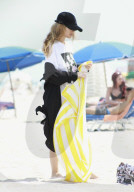 PEOPLE - Lisa Opie sonnt sich am Strand von Miami Beach