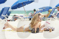 PEOPLE - Lisa Opie sonnt sich am Strand von Miami Beach