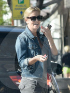 PEOPLE - Charlize Theron mit Klein August in Hollywood unterwegs