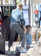 PEOPLE - Charlize Theron mit Klein August in Hollywood unterwegs