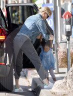 PEOPLE - Charlize Theron mit Klein August in Hollywood unterwegs