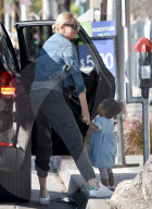 PEOPLE - Charlize Theron mit Klein August in Hollywood unterwegs