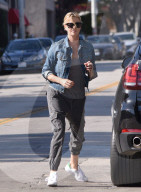 PEOPLE - Charlize Theron mit Klein August in Hollywood unterwegs
