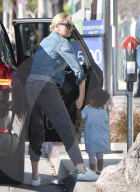 PEOPLE - Charlize Theron mit Klein August in Hollywood unterwegs