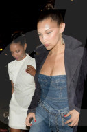 PEOPLE - Bella Hadid macht den "Zombie"
