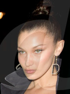 PEOPLE - Bella Hadid macht den "Zombie"