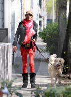 EXKLUSIV - Nadja abd el Farrag geht Gassi mit Hund Lilly