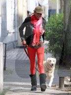 EXKLUSIV - Nadja abd el Farrag geht Gassi mit Hund Lilly