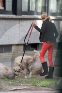 EXKLUSIV - Nadja abd el Farrag geht Gassi mit Hund Lilly