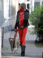 EXKLUSIV - Nadja abd el Farrag geht Gassi mit Hund Lilly