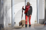EXKLUSIV - Nadja abd el Farrag geht Gassi mit Hund Lilly