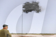 NEWS - London: 'Western Flag' von John Gerrard