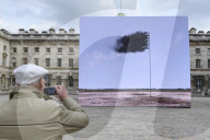 NEWS - London: 'Western Flag' von John Gerrard