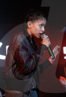 PORTRAIT - 070 Shake