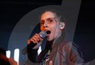 PORTRAIT - 070 Shake
