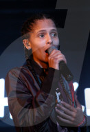 PORTRAIT - 070 Shake