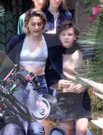 PEOPLE - Gemeinsam auf dem Filmset: Paris Jackson und MIllie Bobby Brown