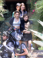 PEOPLE - Gemeinsam auf dem Filmset: Paris Jackson und MIllie Bobby Brown