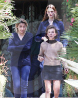 PEOPLE - Gemeinsam auf dem Filmset: Paris Jackson und MIllie Bobby Brown