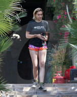 PEOPLE - Gemeinsam auf dem Filmset: Paris Jackson und MIllie Bobby Brown
