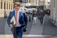 PEOPLE - König Willem Alexander zu Fuss auf dem Weg zur Arbeit