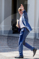 PEOPLE - König Willem Alexander zu Fuss auf dem Weg zur Arbeit